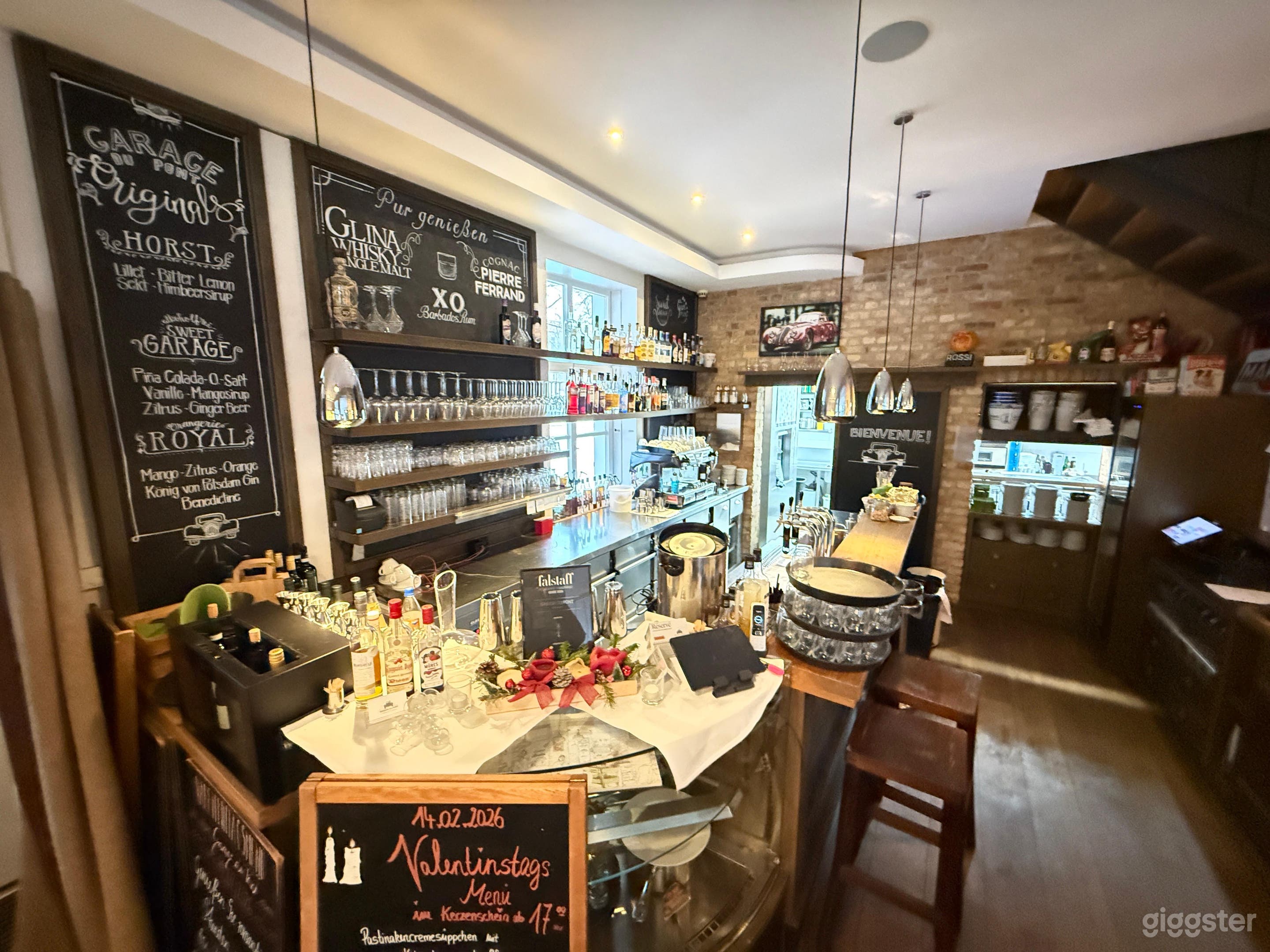 französisches Restaurant / Salon in historischer Tankstelle Foto 1