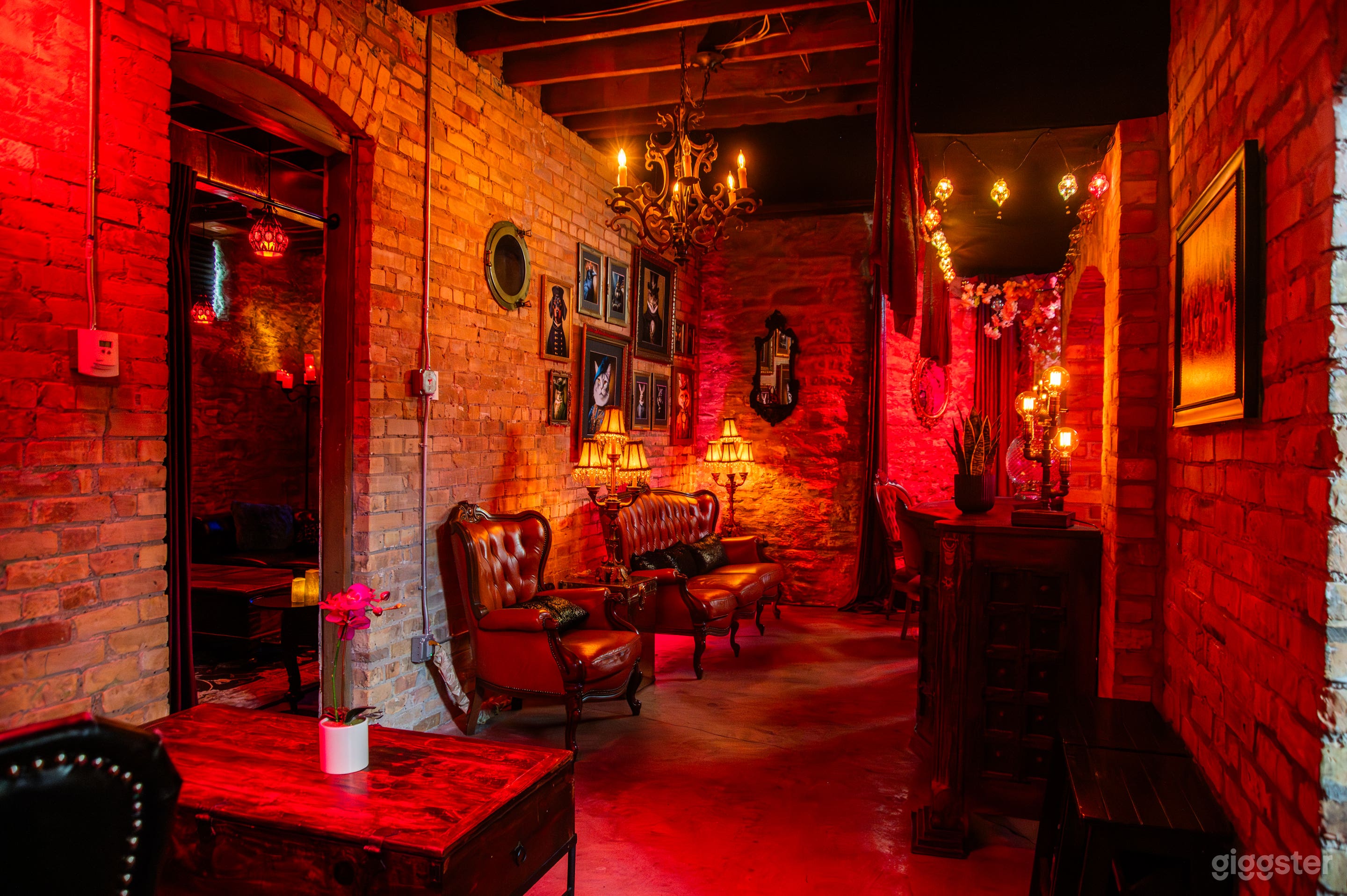 Atmospheric Underground Lounge for Creative Gatherings Photo 2