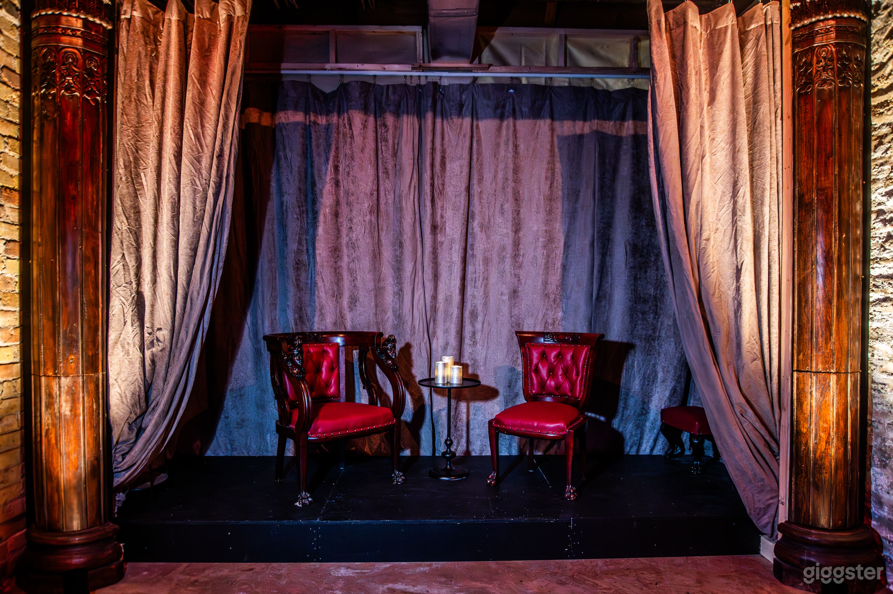 Atmospheric Underground Lounge for Creative Gatherings Photo 3