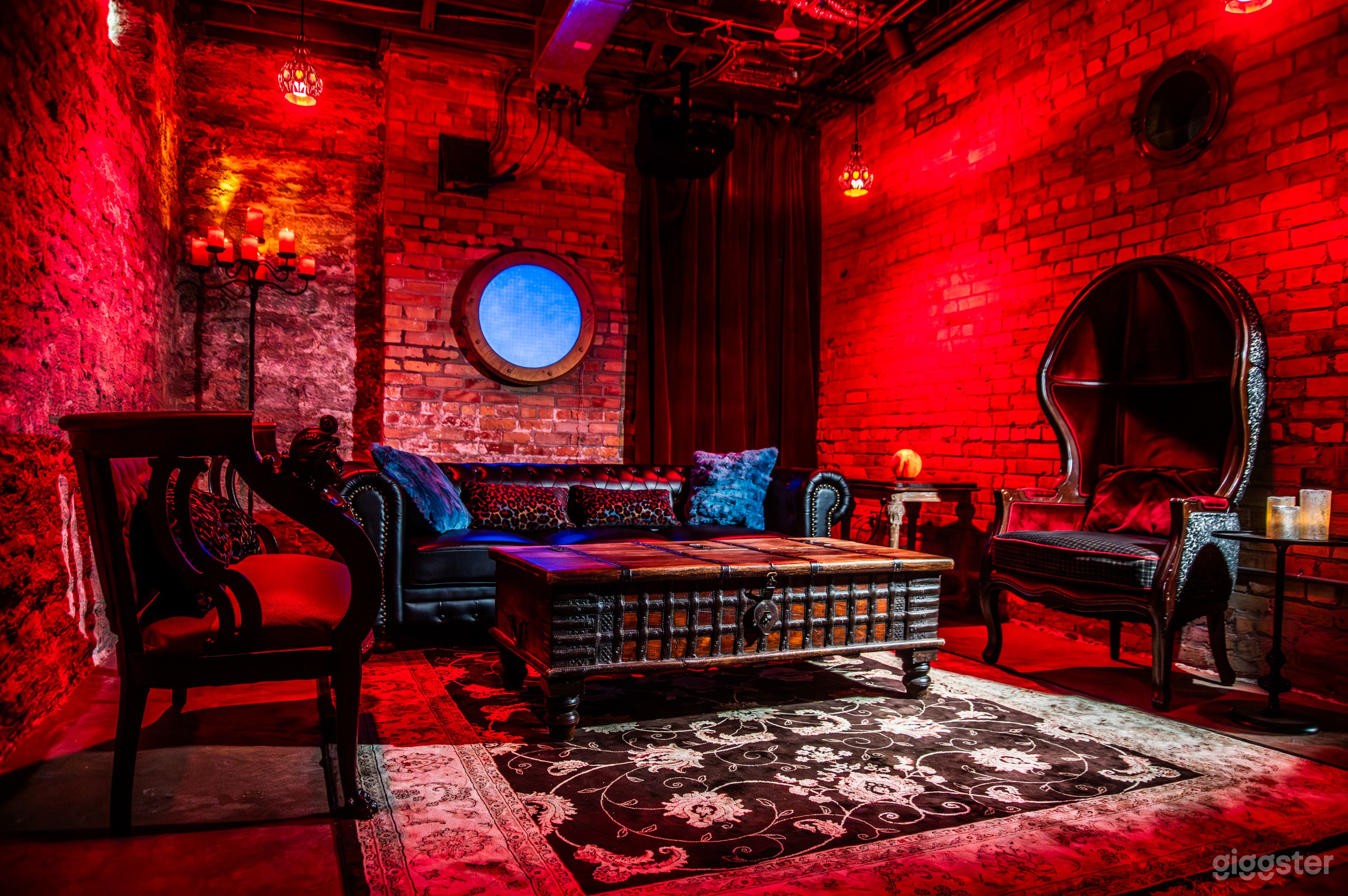 Atmospheric Underground Lounge for Creative Gatherings Photo 1