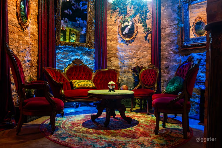  Lounge Sotterraneo Atmosferico per Incontri Creativi 
