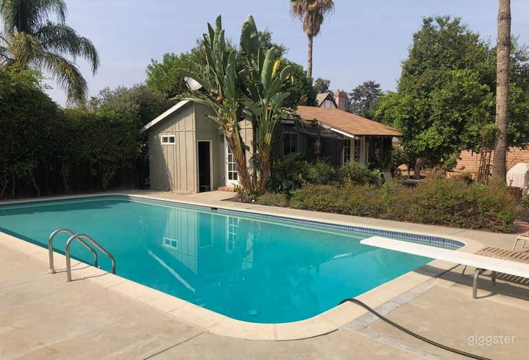  Lovely Rose Garden and Pool with diving board 