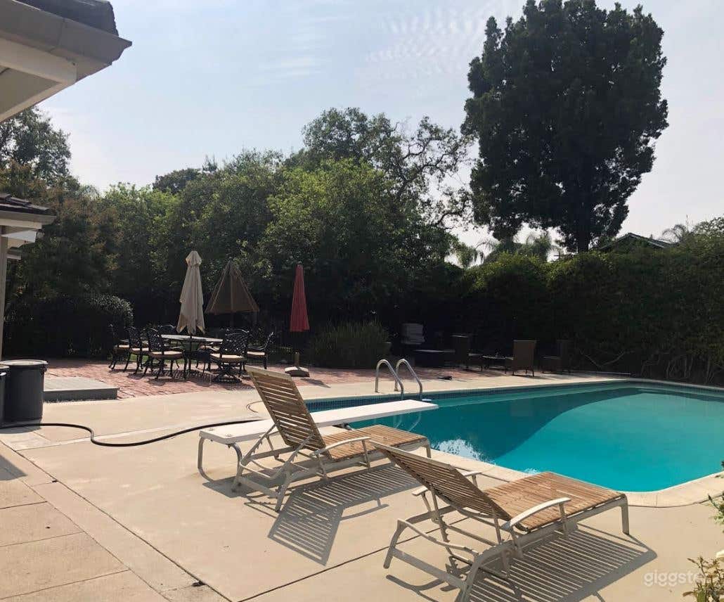 Lovely Rose Garden and Pool with diving board Photo 2