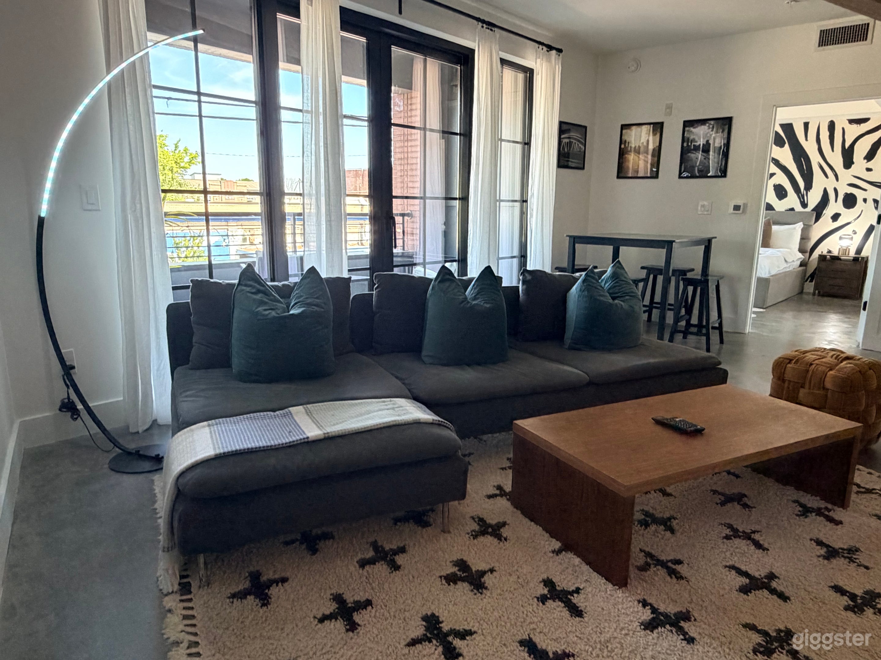 Downtown Modern Condo, HIP, and new construction!$! Photo 3