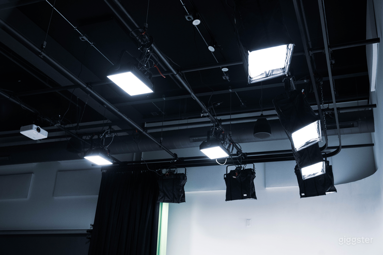  Full 20’x20’ overhead lighting grid with Aputure P300c DMX enabled RGB lights (optional) 