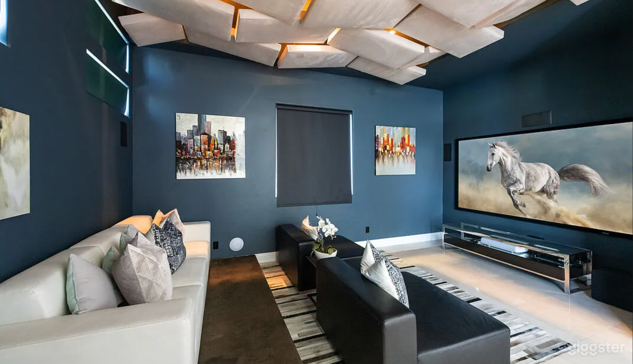 DESIGNER MODERN HOME WITH OPEN LAYOUT & POOL Photo 4