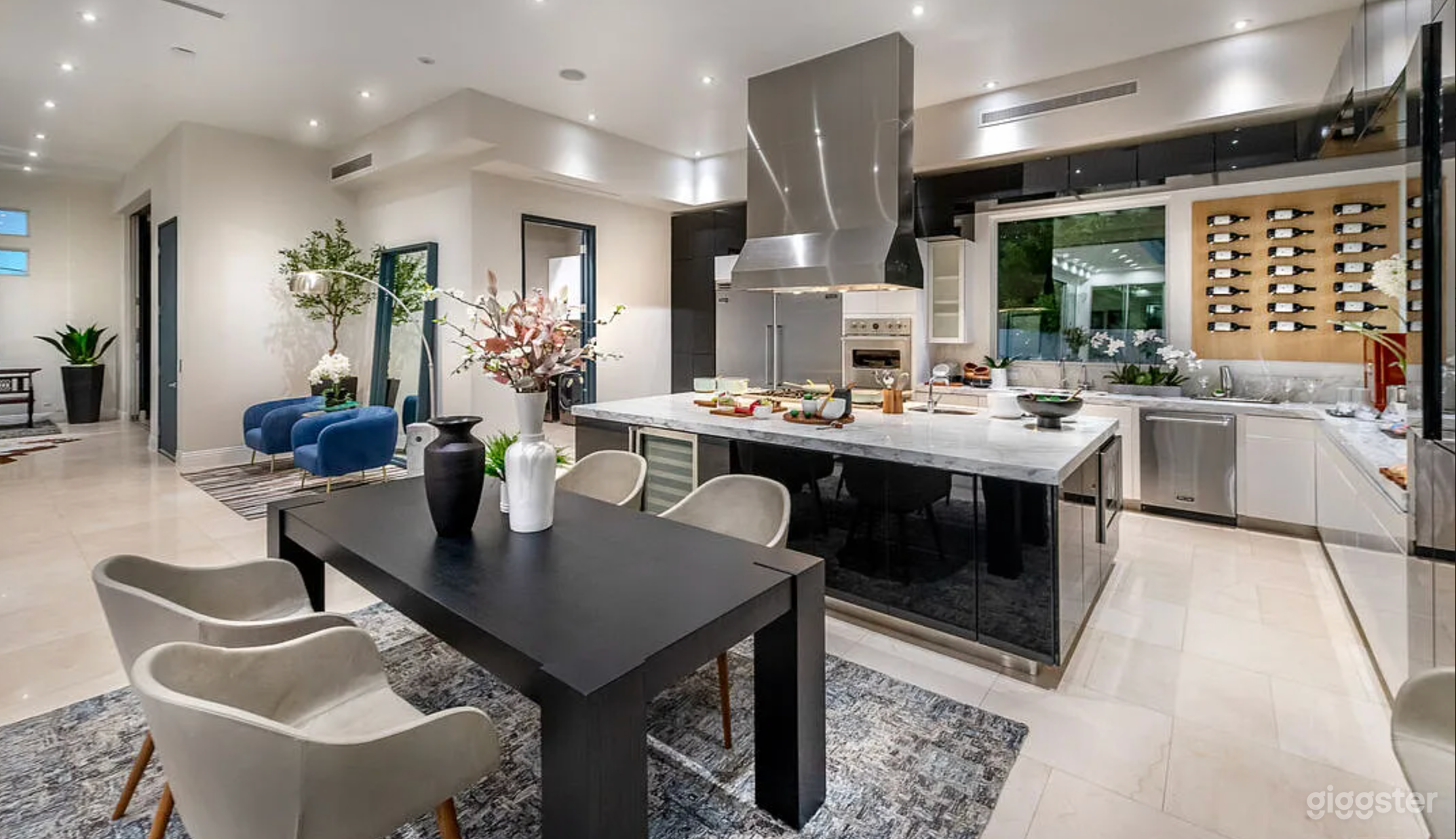 DESIGNER MODERN HOME WITH OPEN LAYOUT & POOL Photo 3