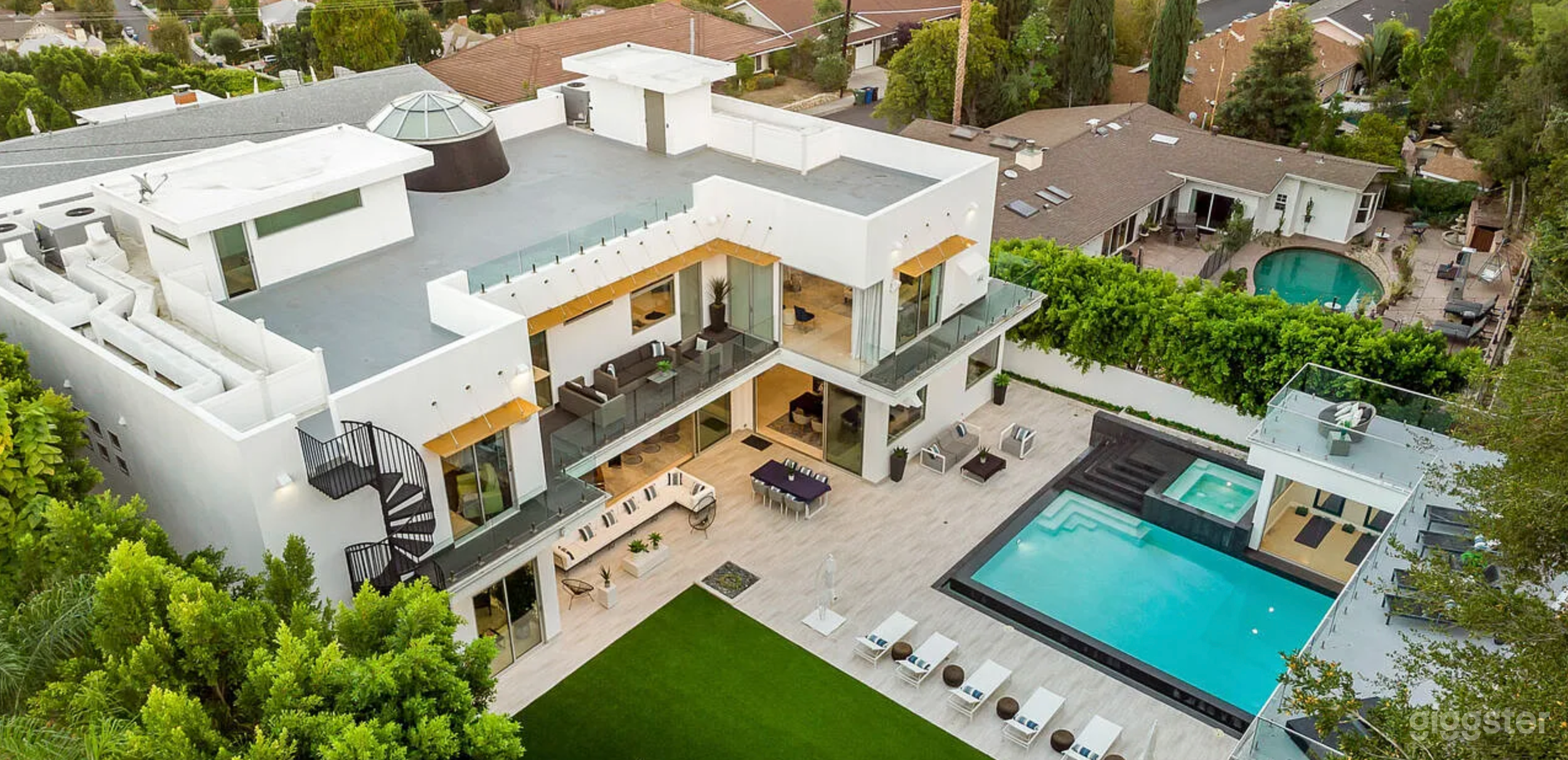 DESIGNER MODERN HOME WITH OPEN LAYOUT & POOL Photo 2