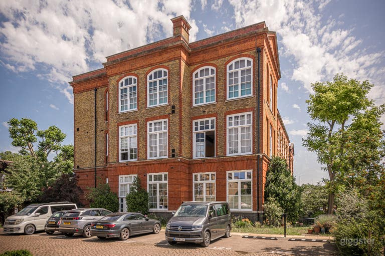  Old Converted School House With Huge Windows 