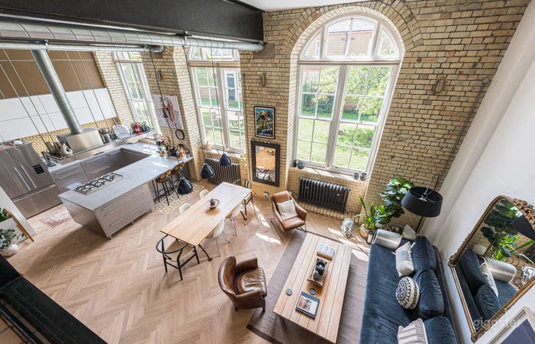  Old Converted School House With Huge Windows 