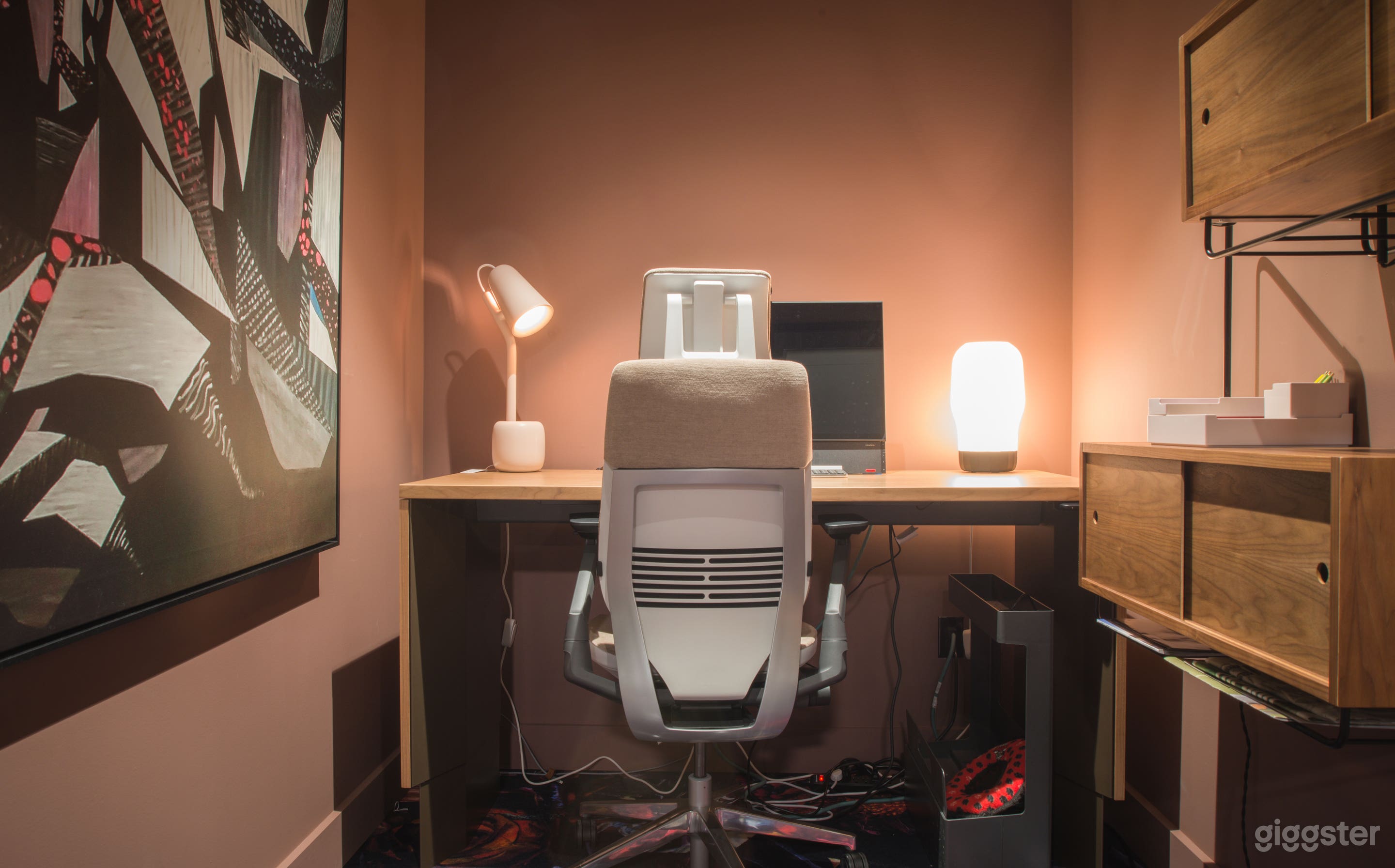 10’-8” x 6’-0”
AV: 27” touch display and connected PC with Teams and 
Zoom video teleconferencing capabilities.