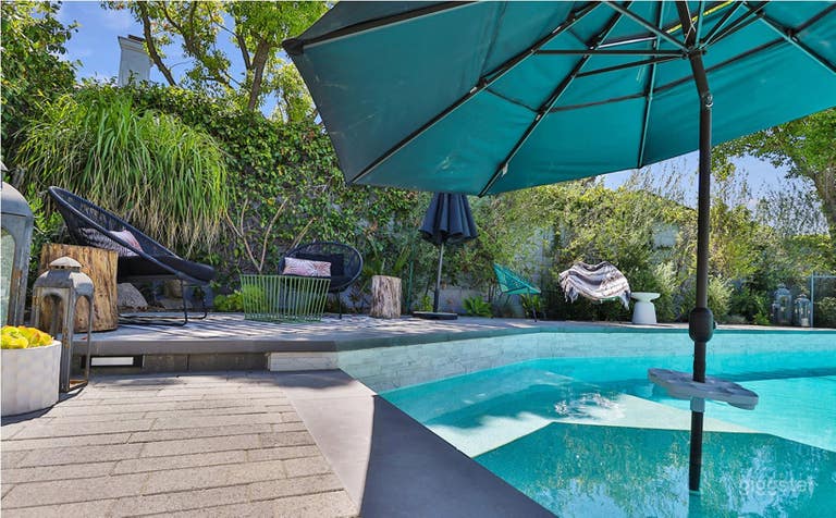  Tropical Poolside Elegance 