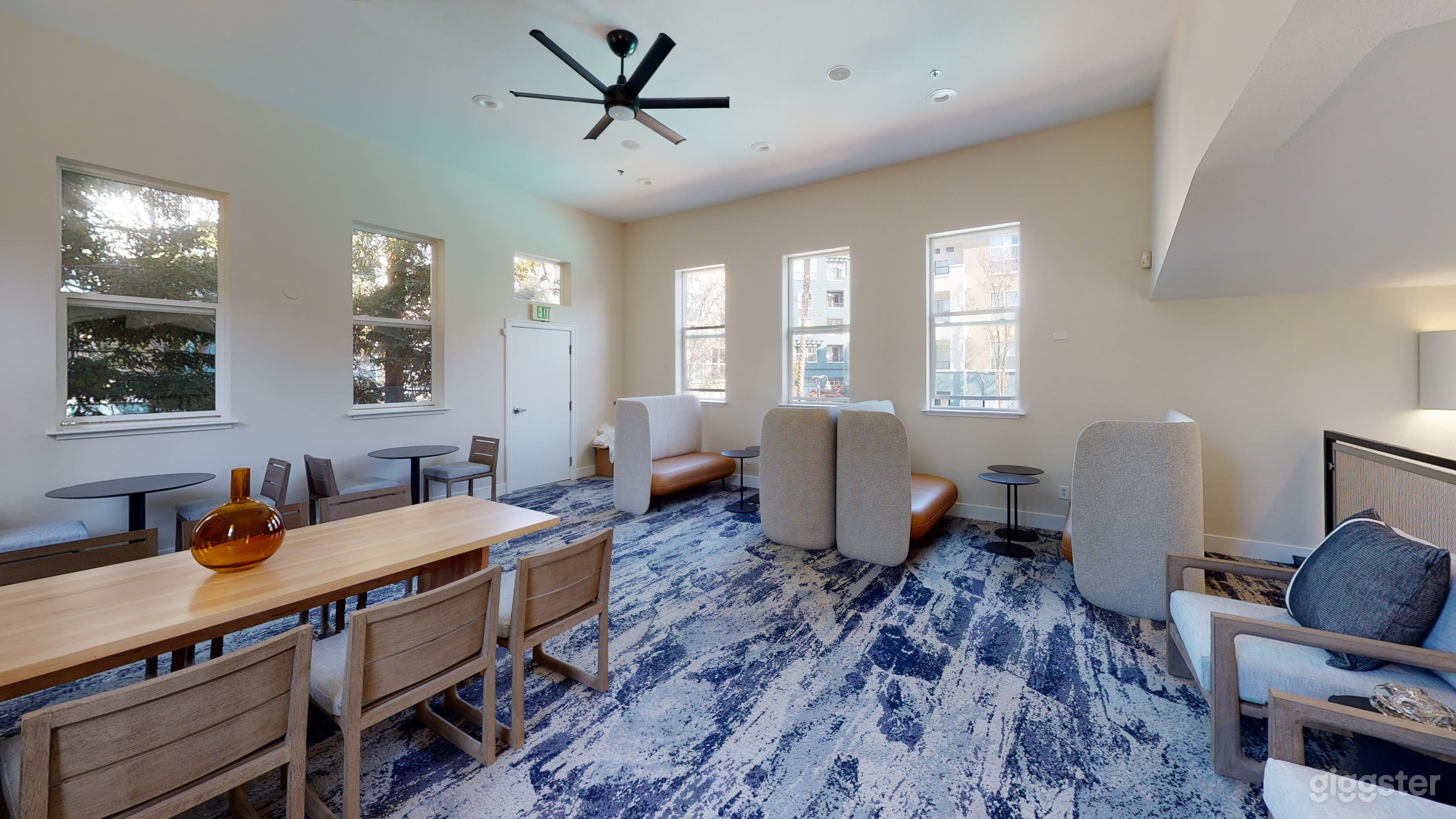 Modern Two-Level Lounge in the Heart of Silicon Valley Photo 4