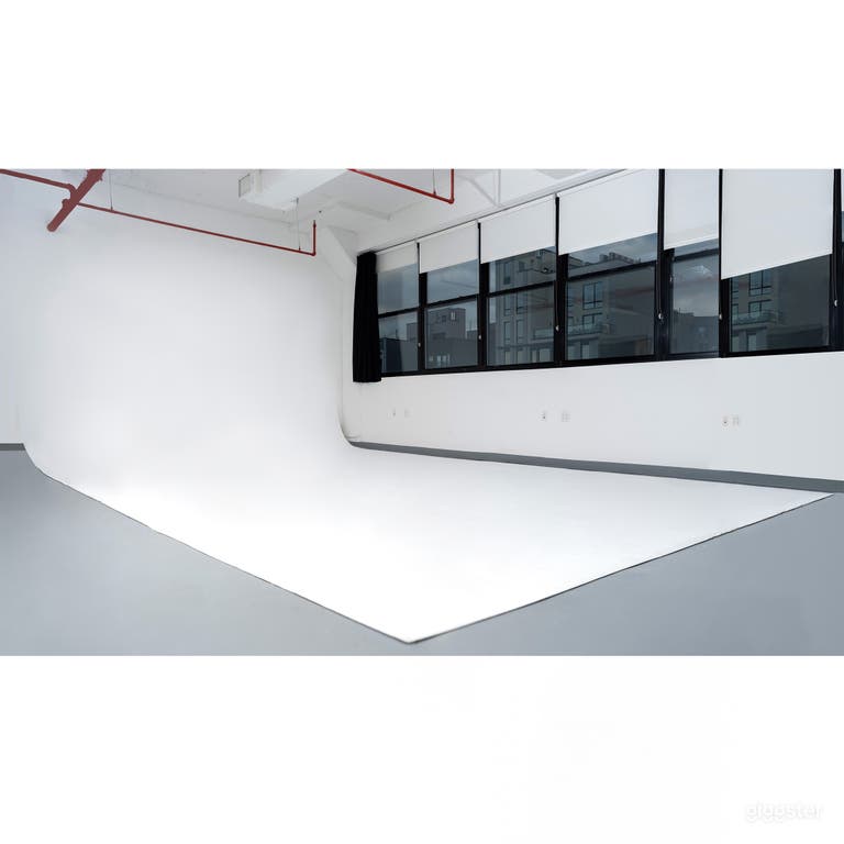  Estudio CYC de 1000 pies cuadrados (16×22) Luz diurna + Oscurecimiento 