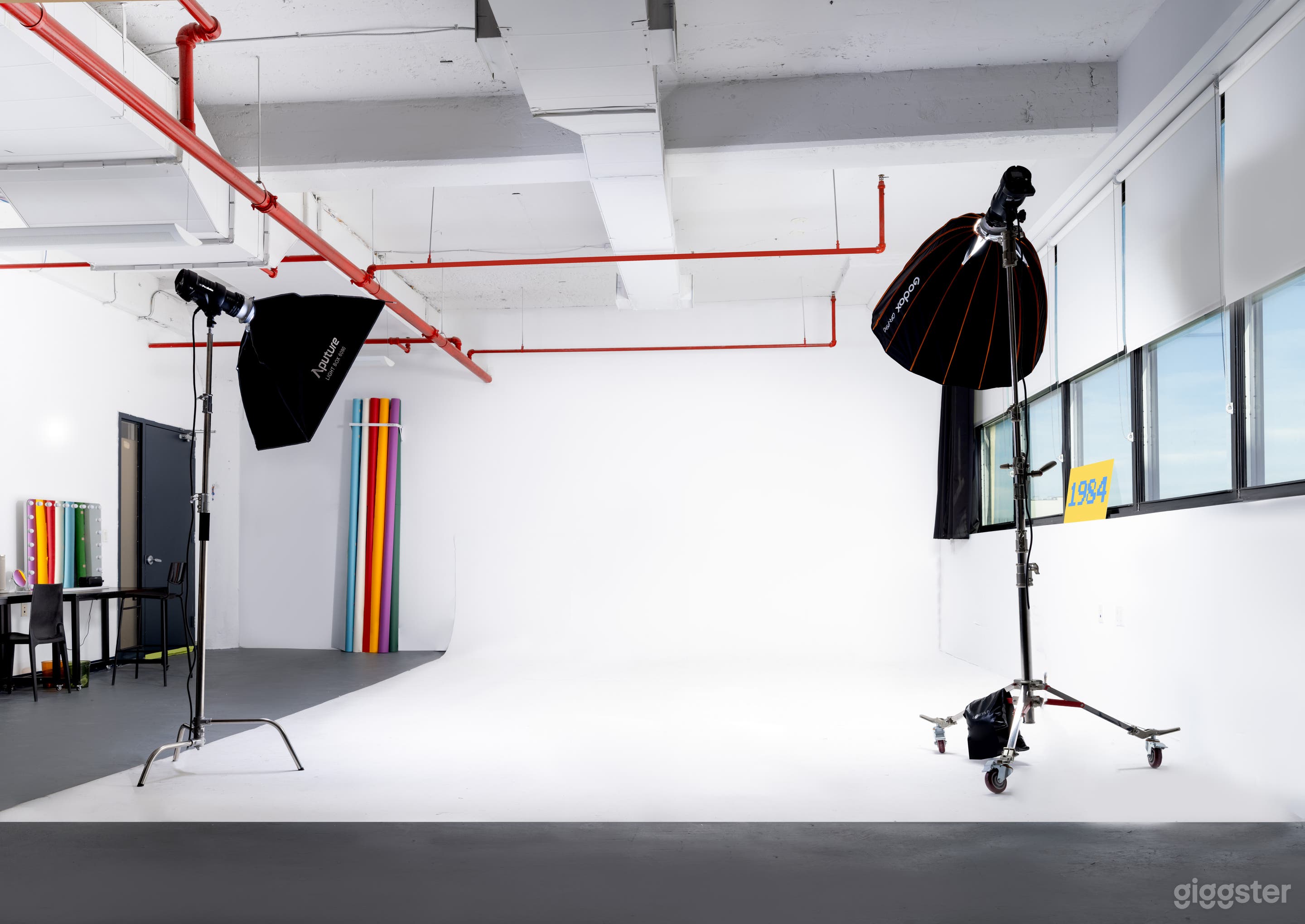 1000 sq ft CYC Studio (16×22) Daylight + Blackout Photo 1