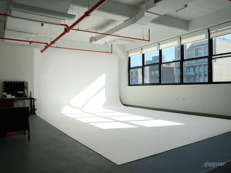  Estudio CYC de 1000 pies cuadrados (16×22) Luz diurna + Oscurecimiento 