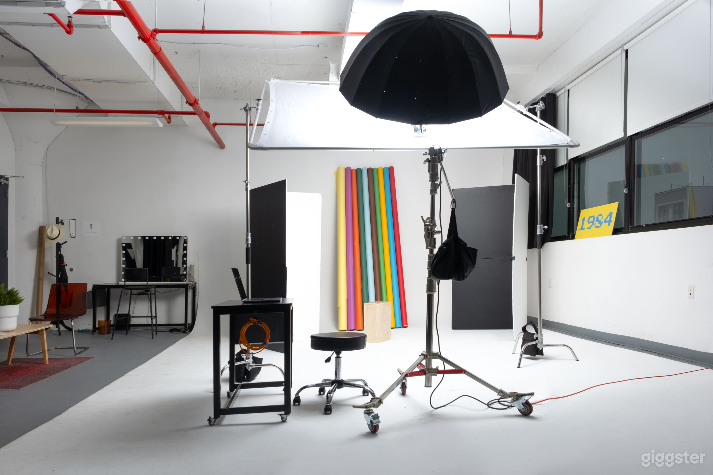 1000 sq ft CYC Studio (16×22) Daylight + Blackout Photo 1