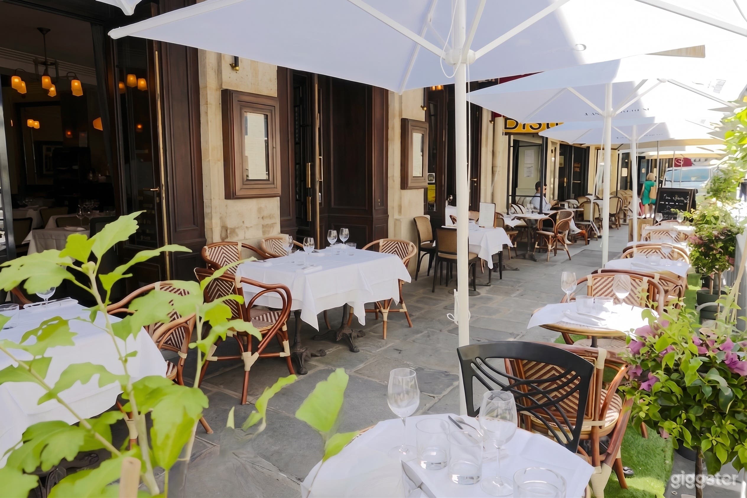 Photo de Chic Restaurant w/ 1930s Art Déco in Paris 2