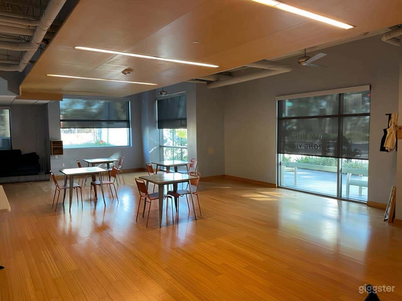 Full morning light is adjustable on all sides. 