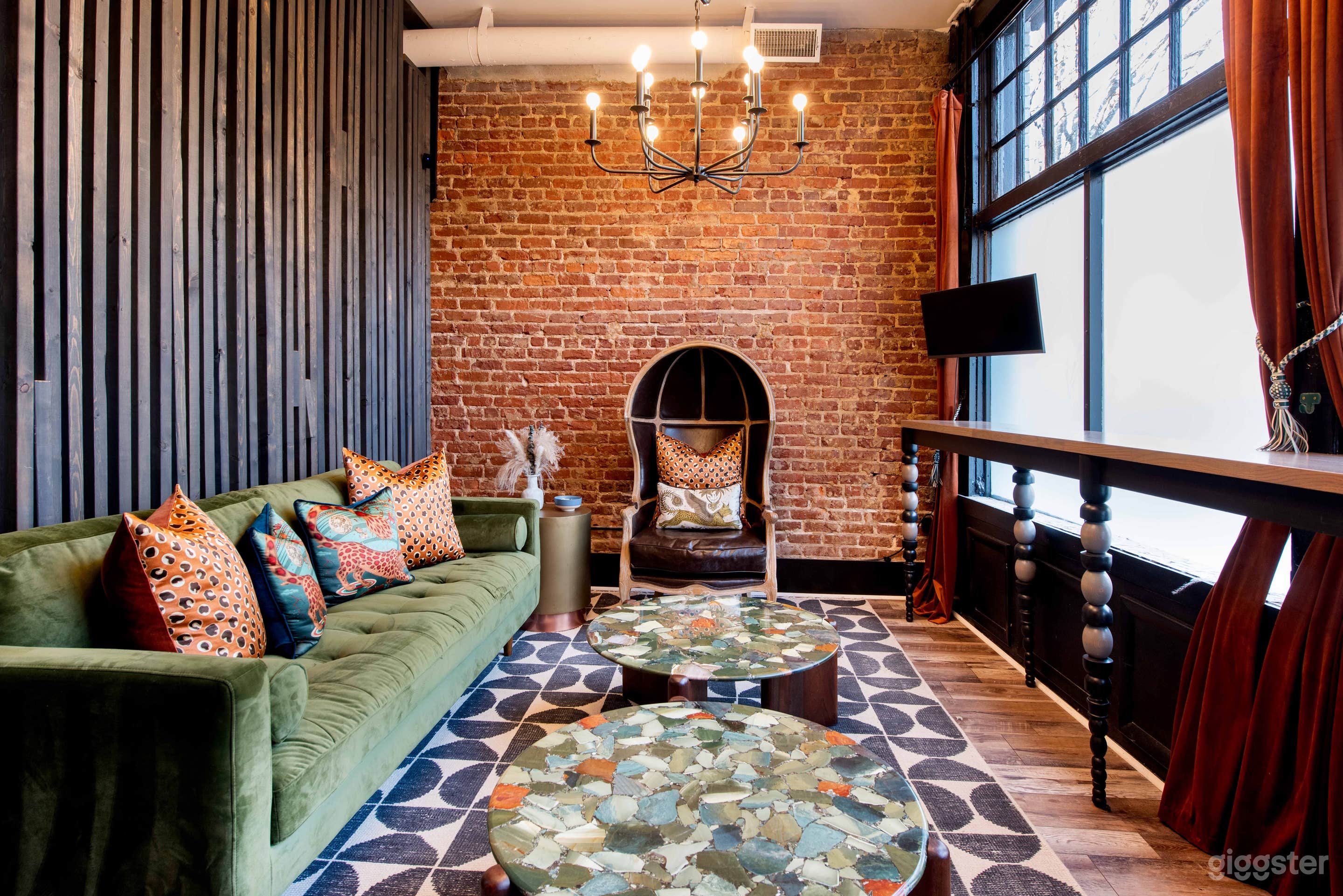 Office/ Start Up / Desk Seating for 16  Photo 2