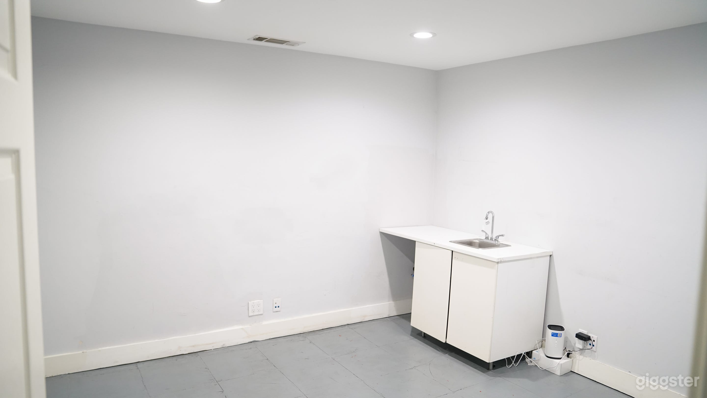 Upscale Lounge w/ Booth, Lighting & AV System Photo 4