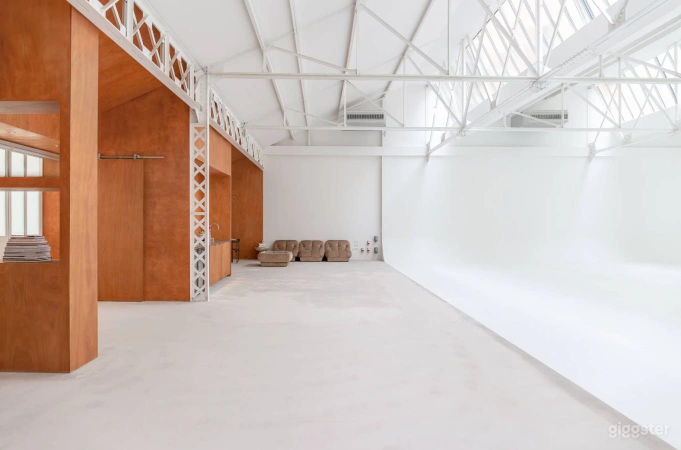 Photo de Studio exclusif avec lumière du jour, cyclorama & cour privée 1