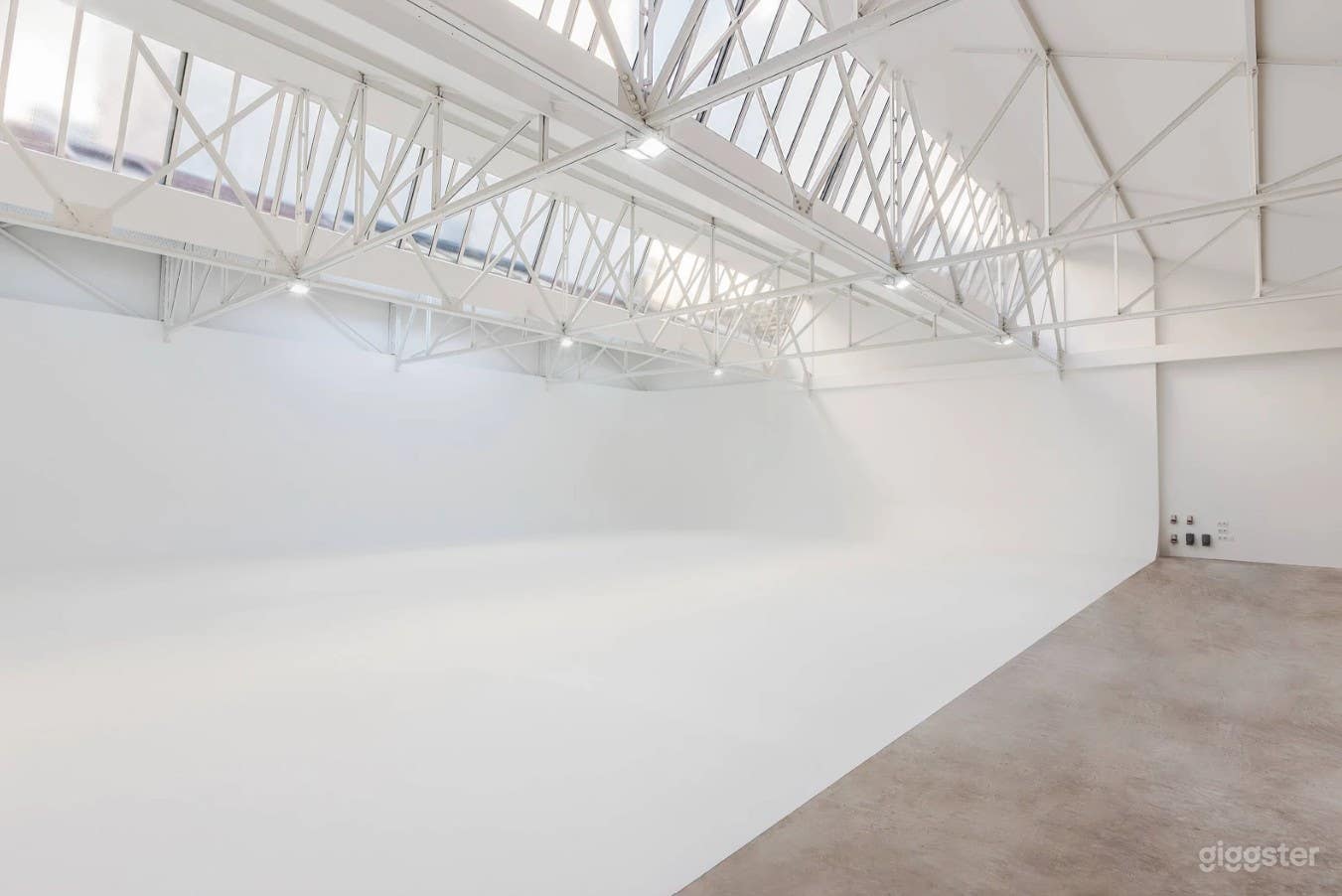 Photo de Studio exclusif avec lumière du jour, cyclorama & cour privée 3