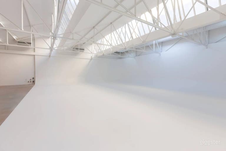  Exclusive Daylight Studio with Cyc & Private Courtyard 