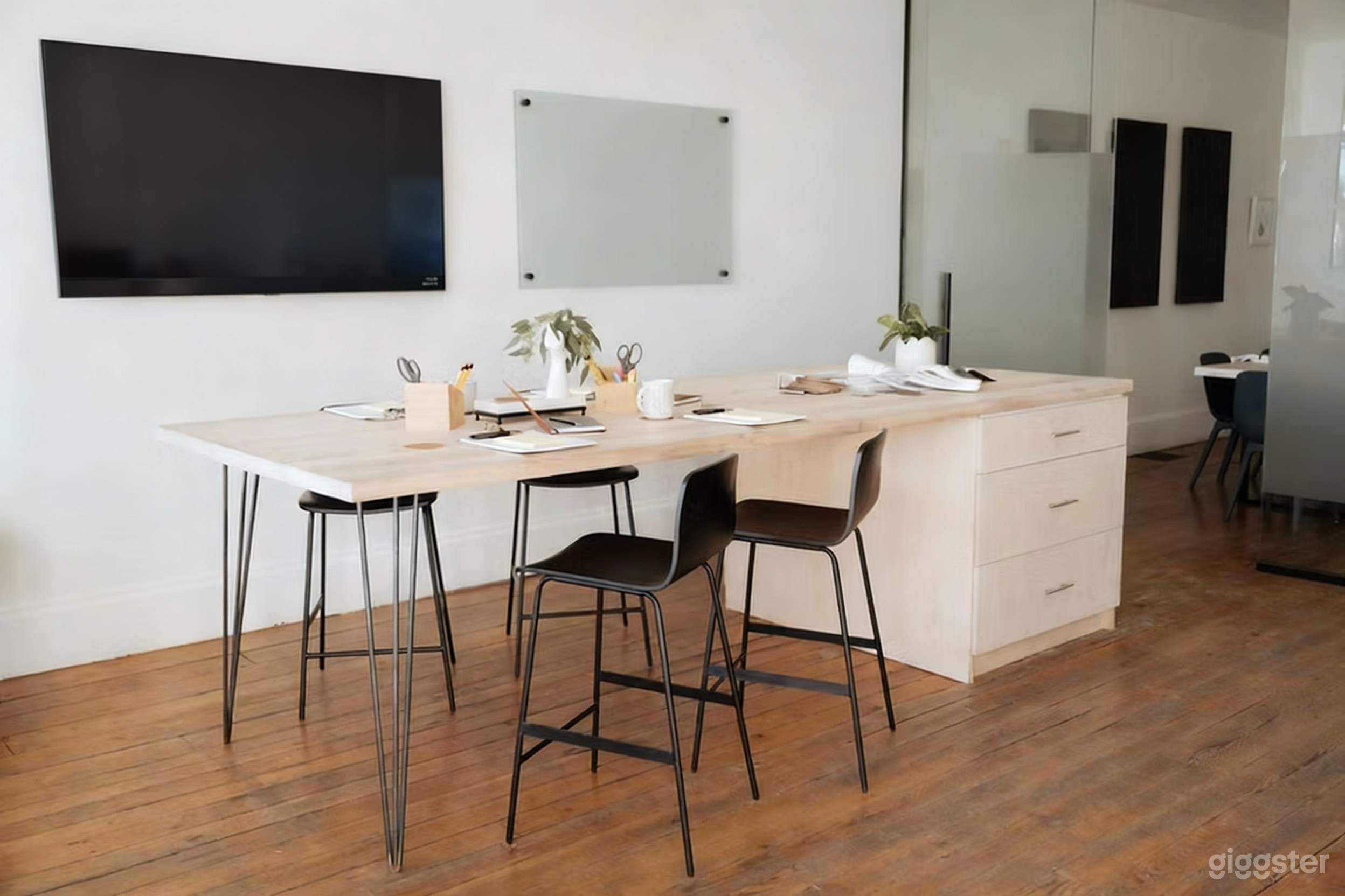 Versatile Downtown Studio with Natural Light Photo 4