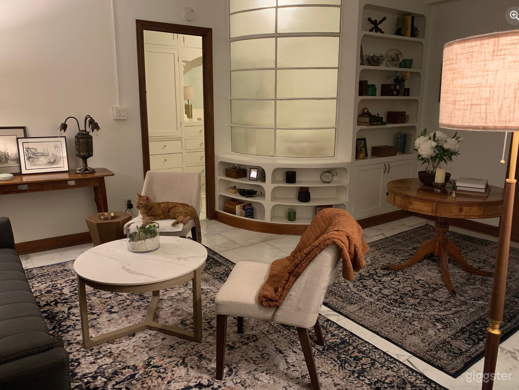 Quaint condo within the St. Regis, 1922 Long Beach landmark Photo 1