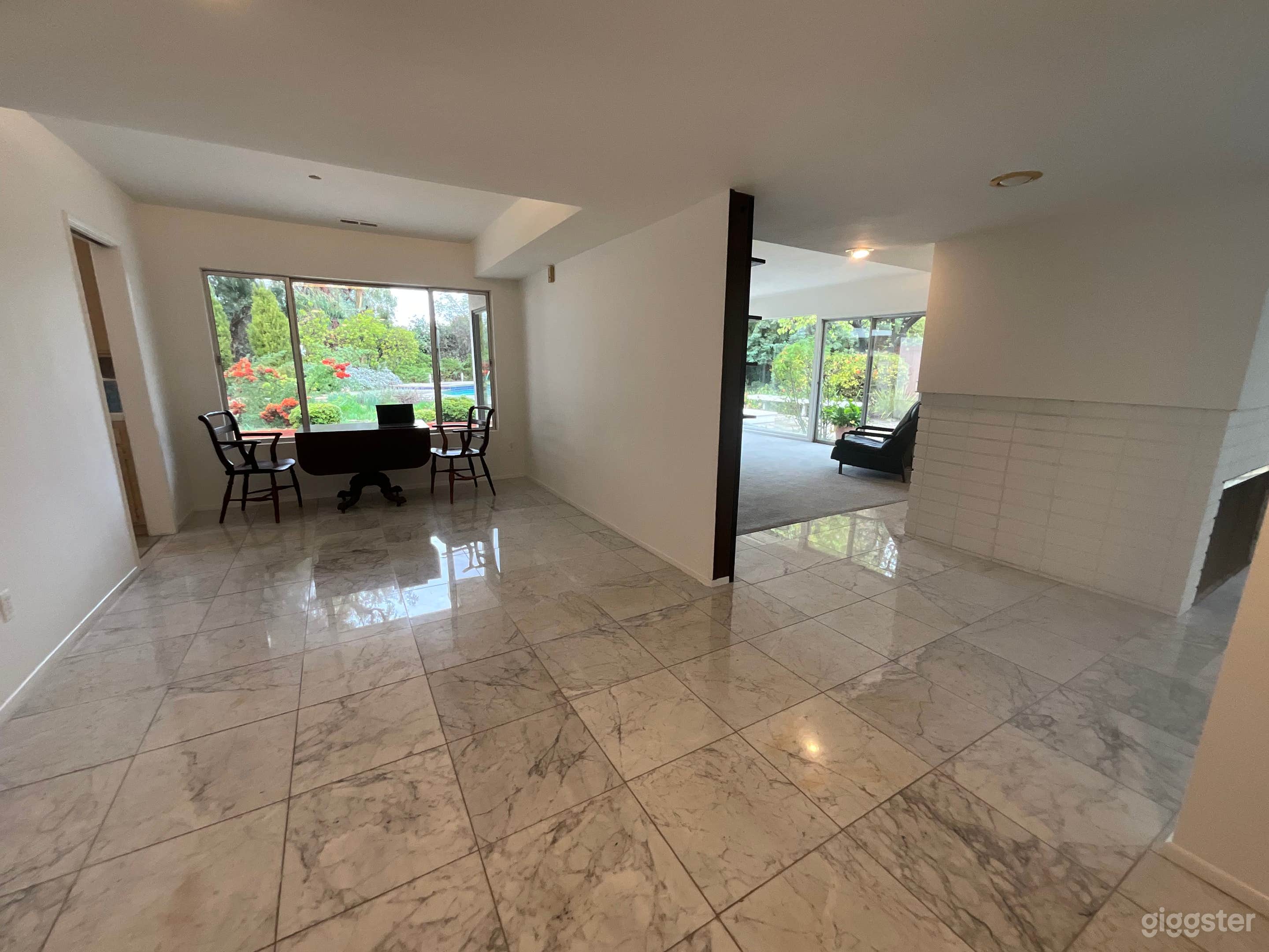 Dining and living room with view to the pool