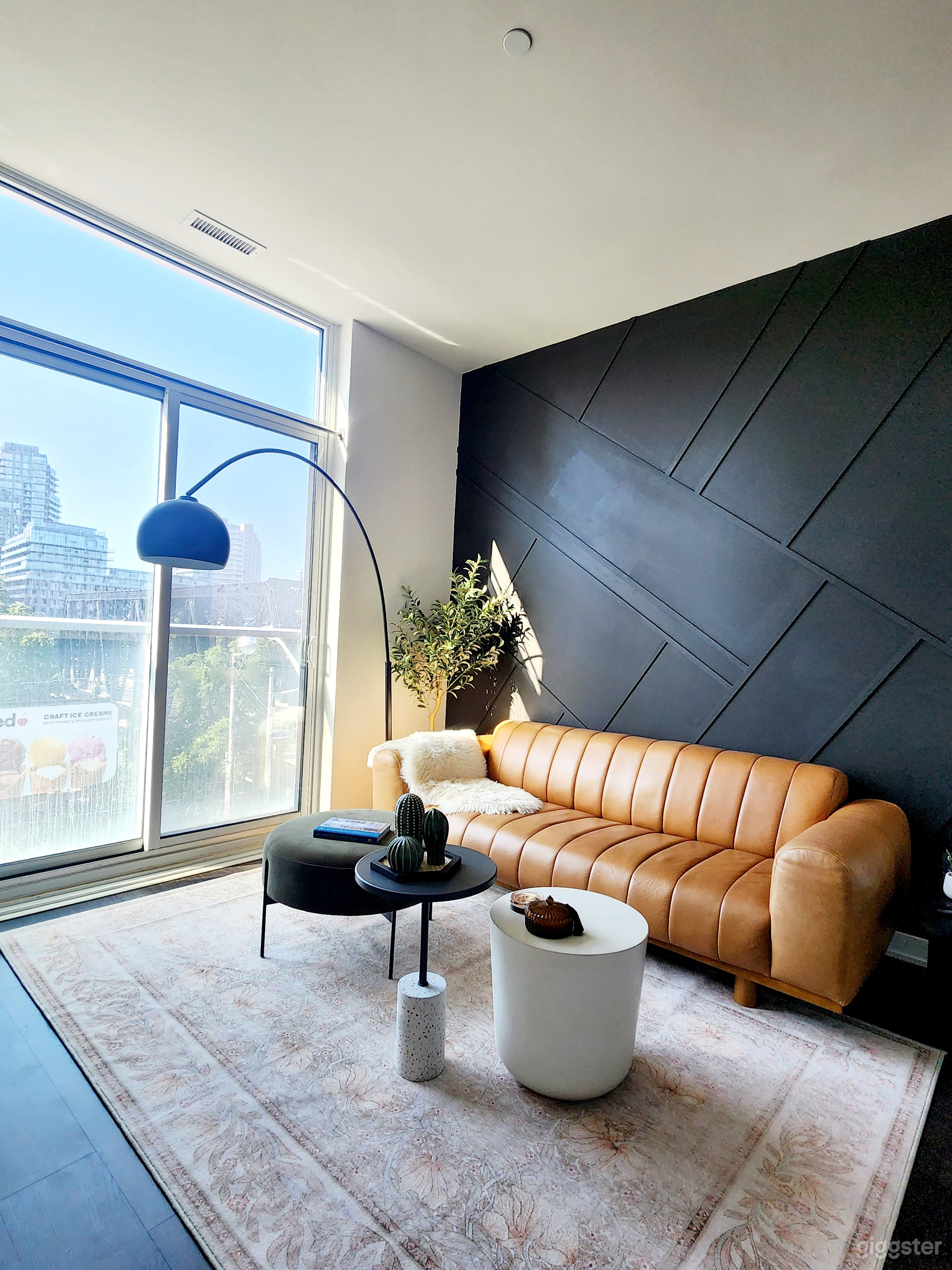 Downtown condo in quintessential Toronto with impe Photo 1