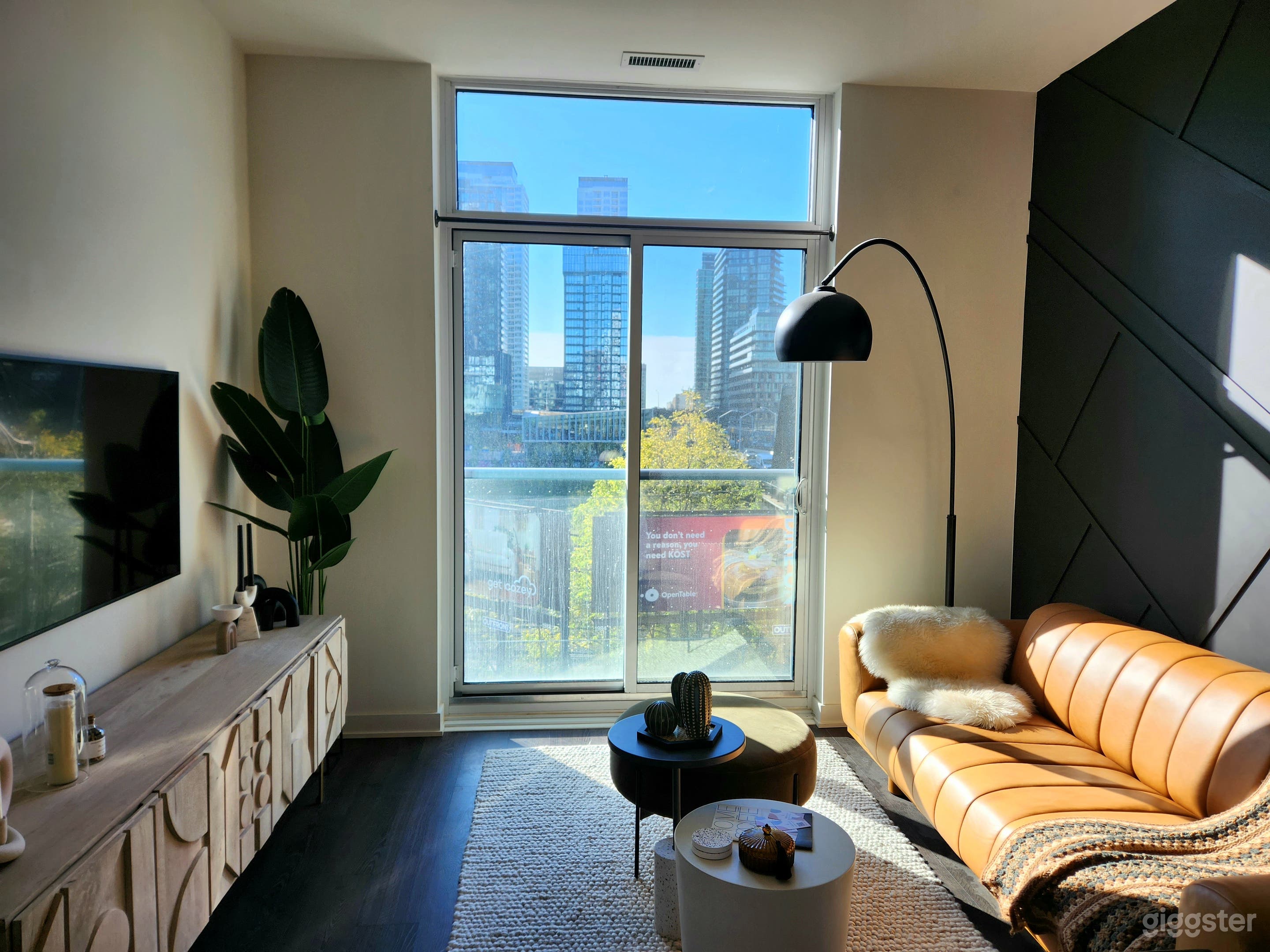 Downtown condo in quintessential Toronto with impe Photo 1