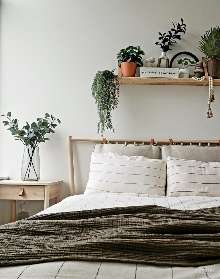  Downtown condo in quintessential Toronto with impe 