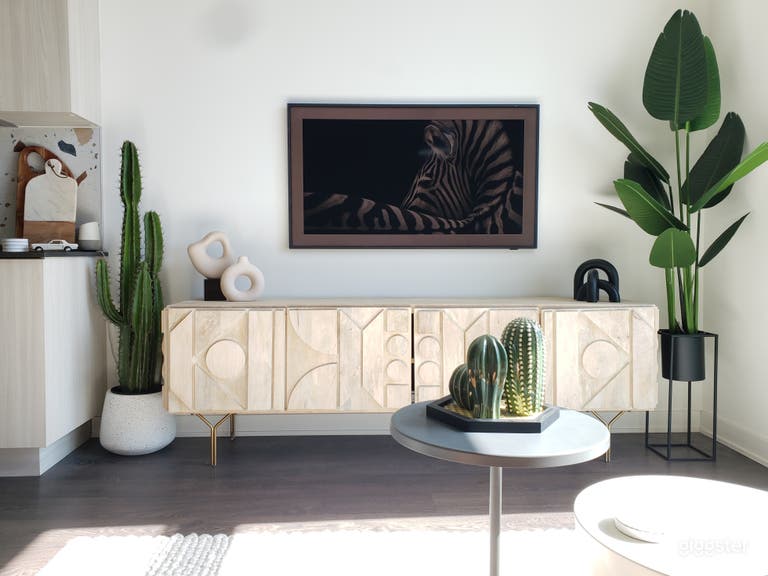  Downtown condo in quintessential Toronto with impe 