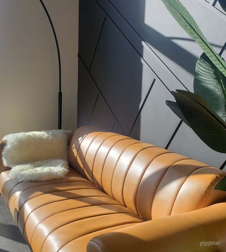  Downtown condo in quintessential Toronto with impe 