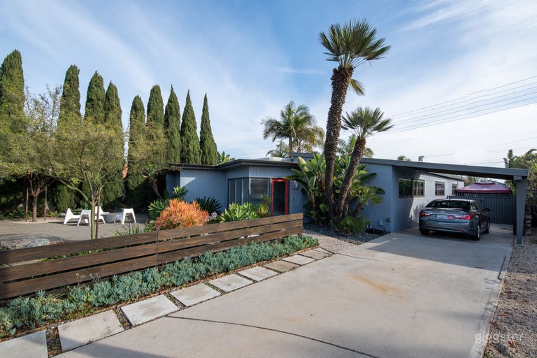  Front Yard - Long Driveway 