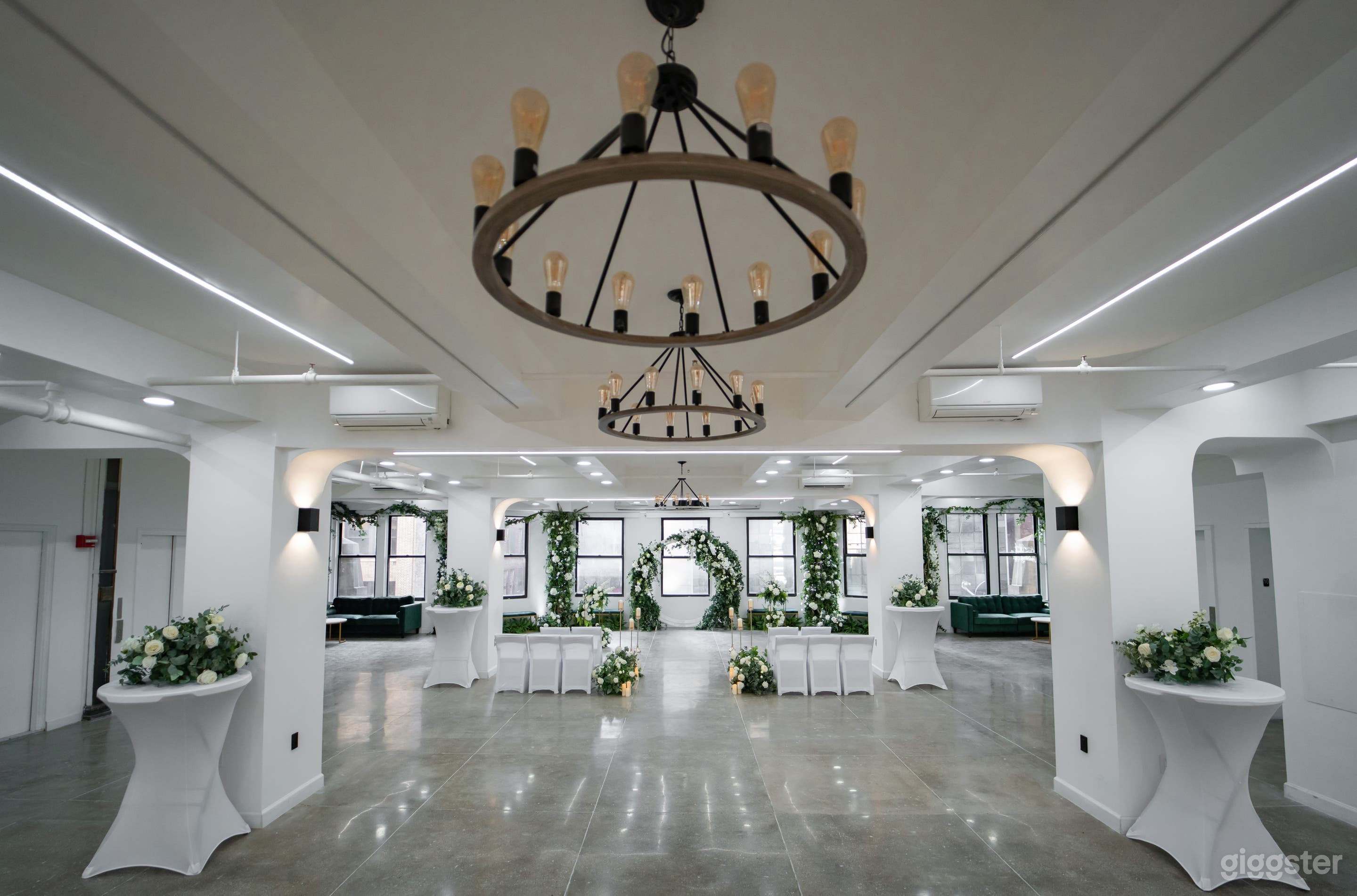 5000 sq feet spacious loft full of natural lights coming from all 4 angles