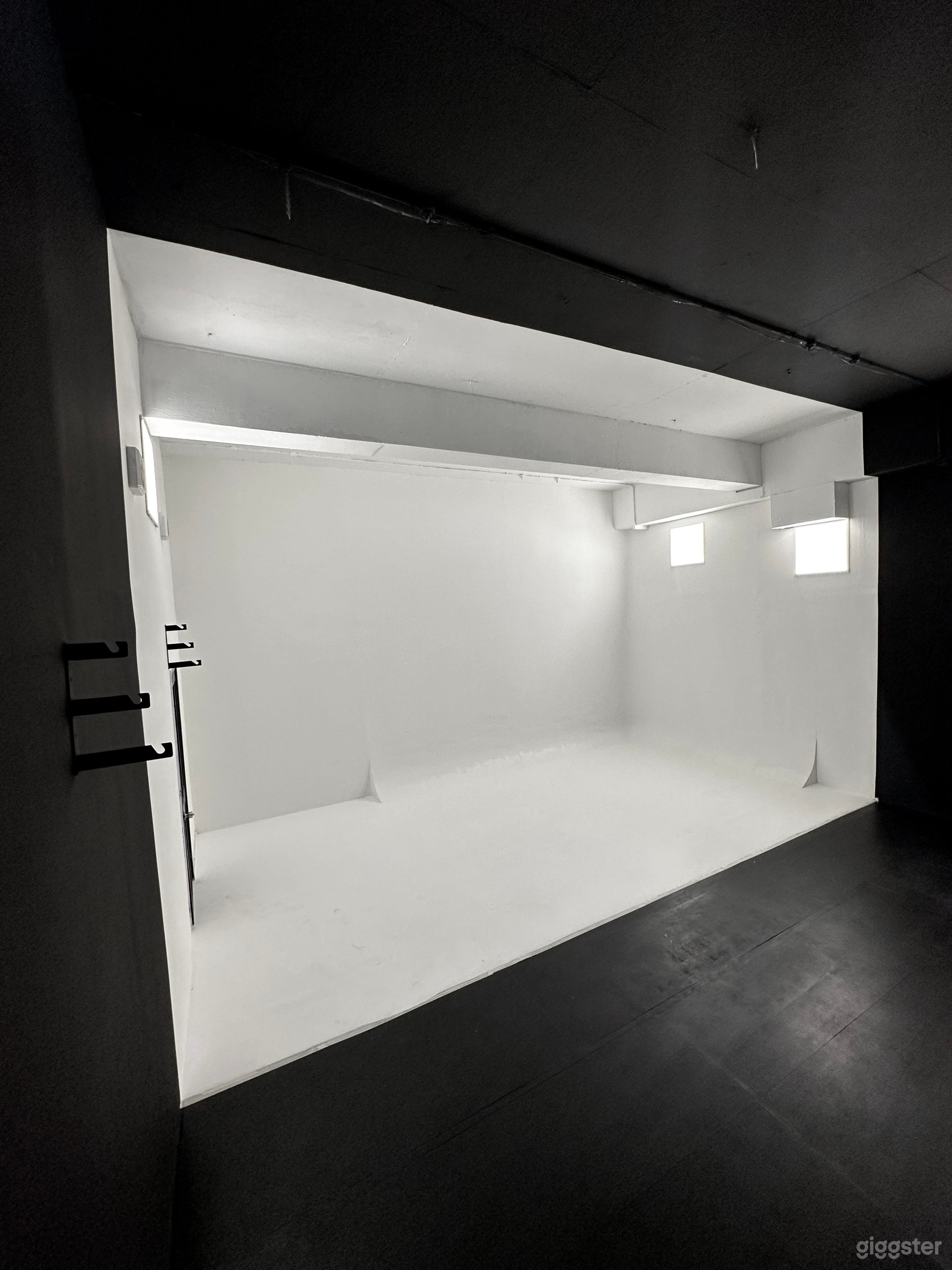 Creative space with multiple rooms Photo 1