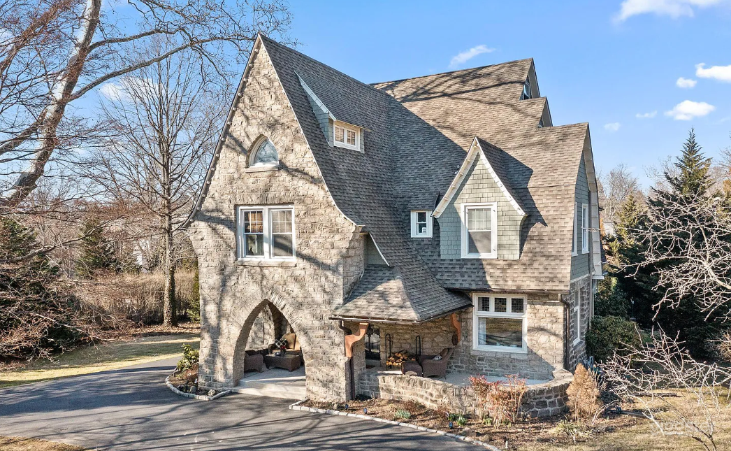 180 years old Wayne Manor Photo 1