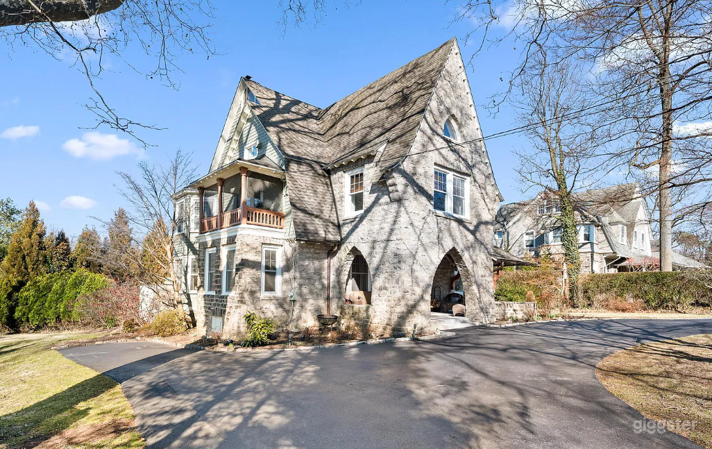 180 years old Wayne Manor Photo 2