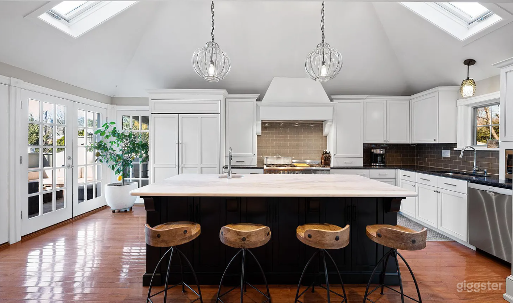 180 years old Wayne Manor Photo 4