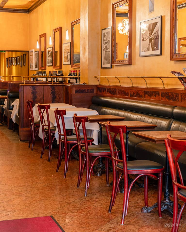  Klassisches europäisches Restaurant & elegante Bar mit zeitlosem Charme 