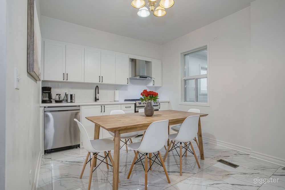 Renovated Victorian Home with Bright Modern Interiors Photo 4