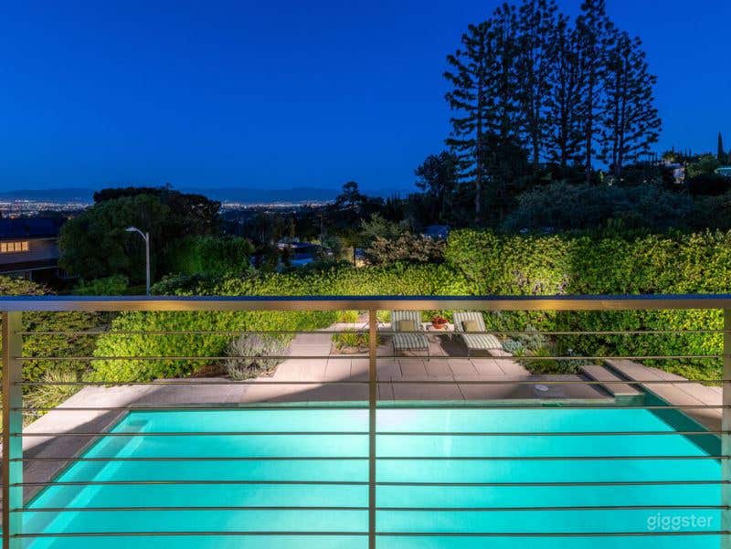 Lovely, Vibrant Pool Oasis Photo 4