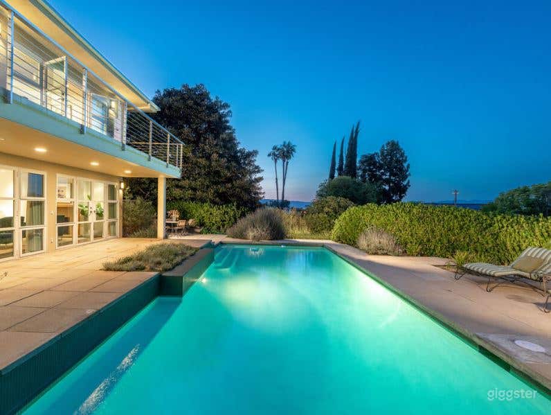 Lovely, Vibrant Pool Oasis Photo 2