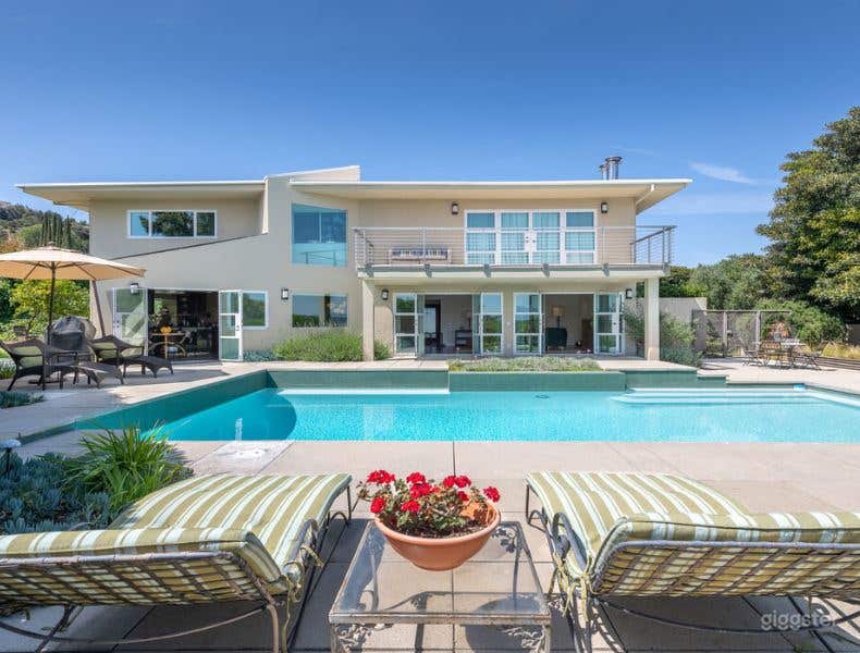 Lovely, Vibrant Pool Oasis Photo 1