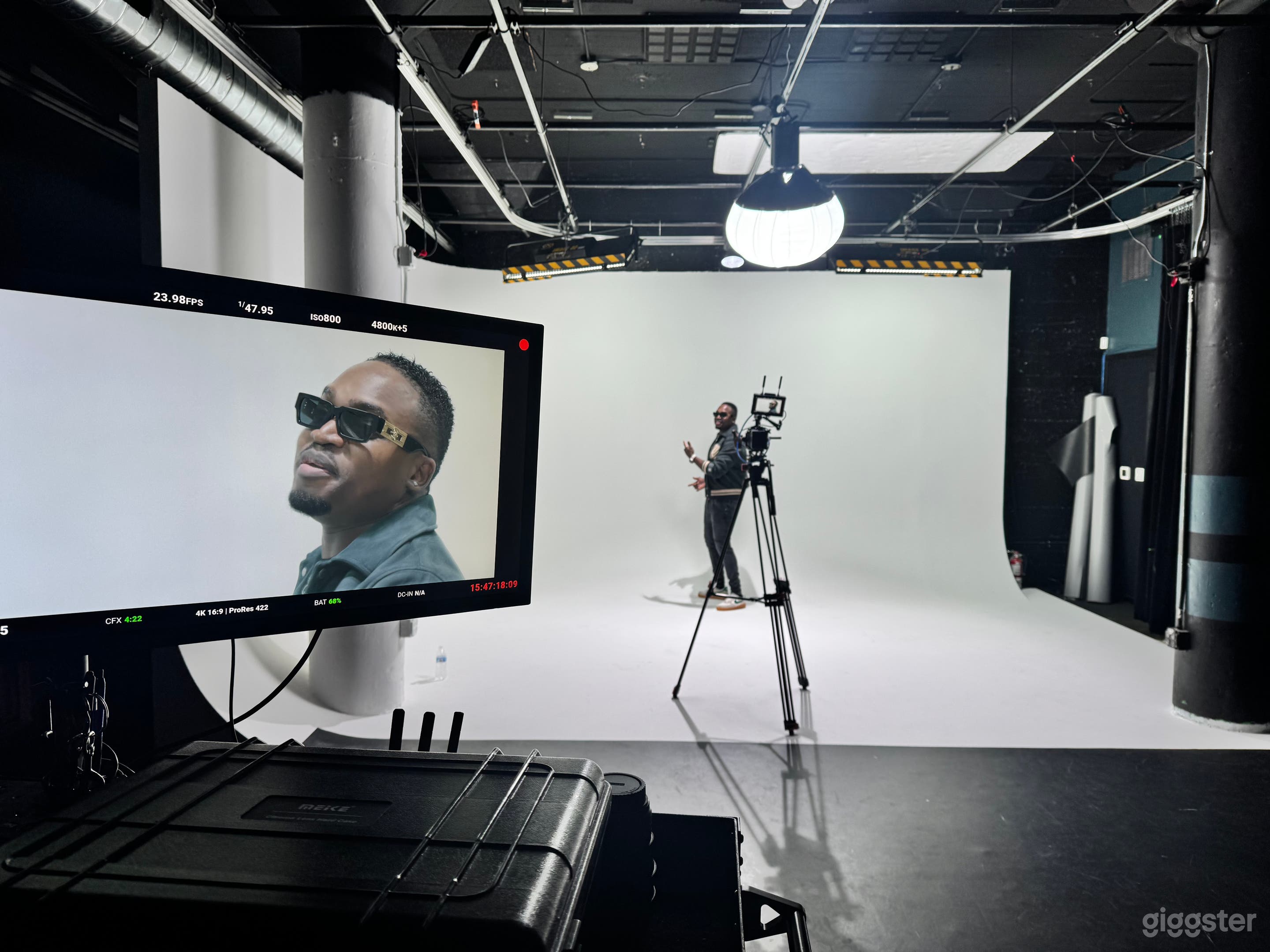 White Cyc Wall Studio for Video Production &amp; Photography Photo 1