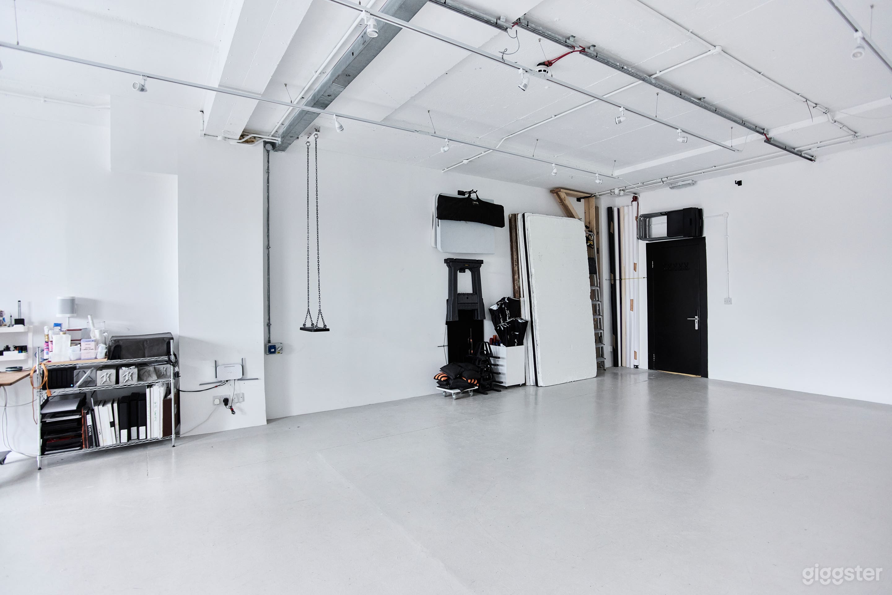 Large Natural Light Photo Studio Photo 4