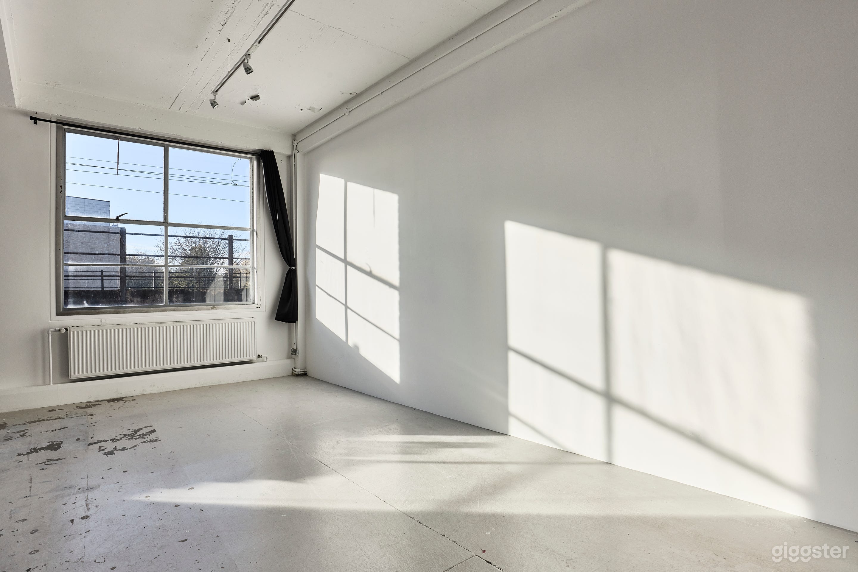 Large Natural Light Photo Studio Photo 2